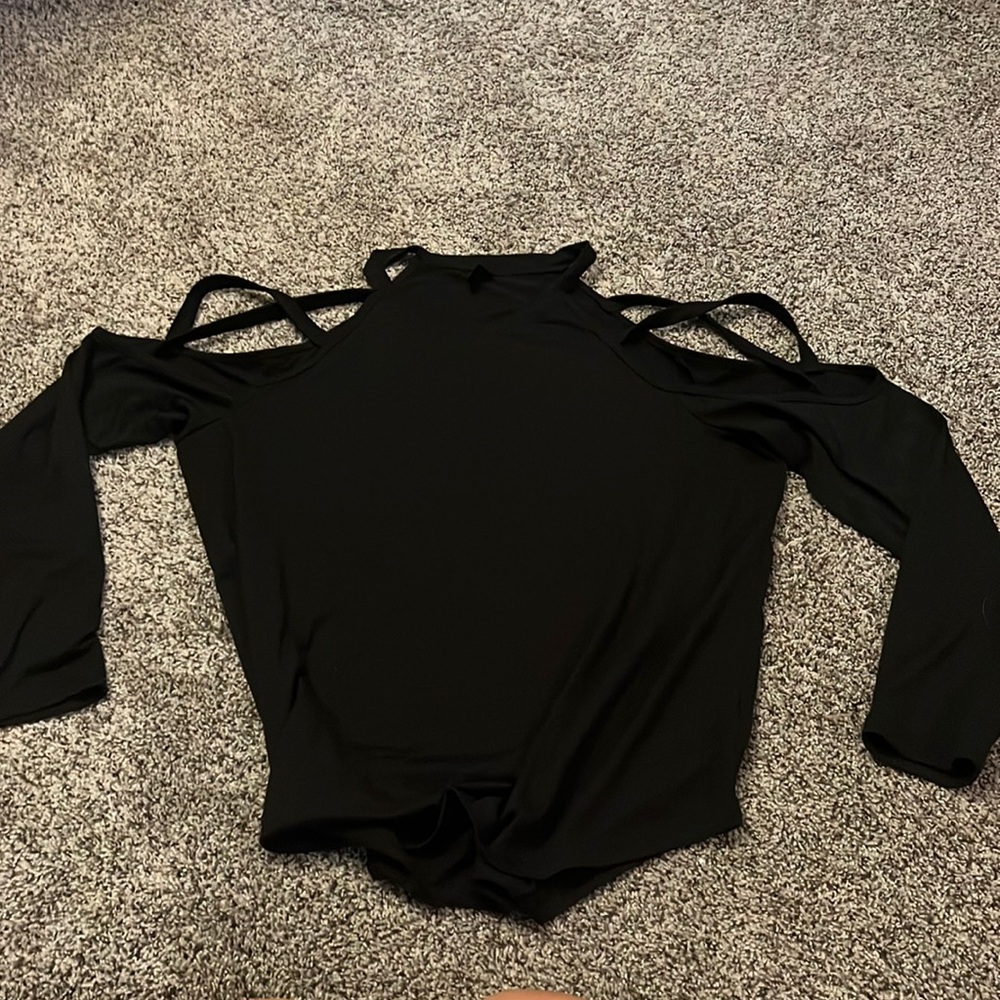 Black cold, shoulder T-shirt